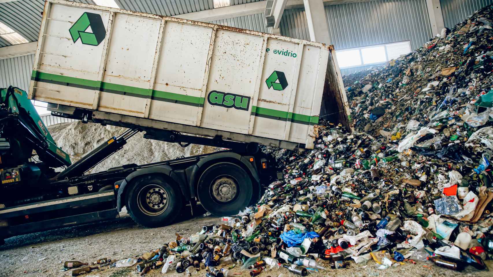 Camión de Ecovidrio depositando envases reciclados en la fábrica de vidrio Calcín Ibérico S.L