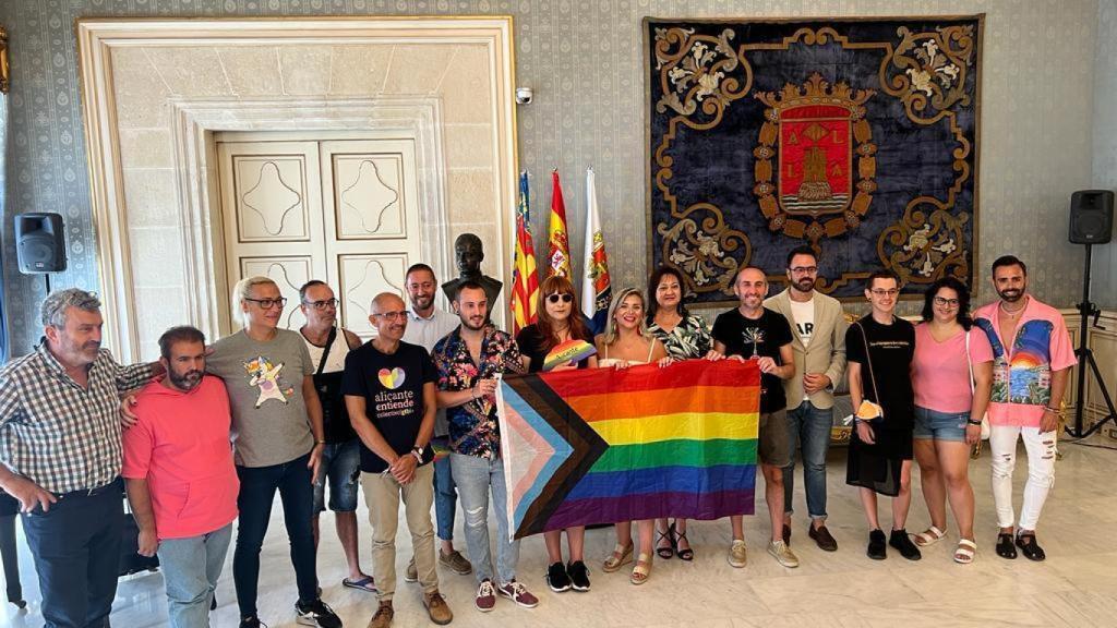 Un momento de la presentación de las actividades en el Salón Azul del Ayuntamiento de Alicante.