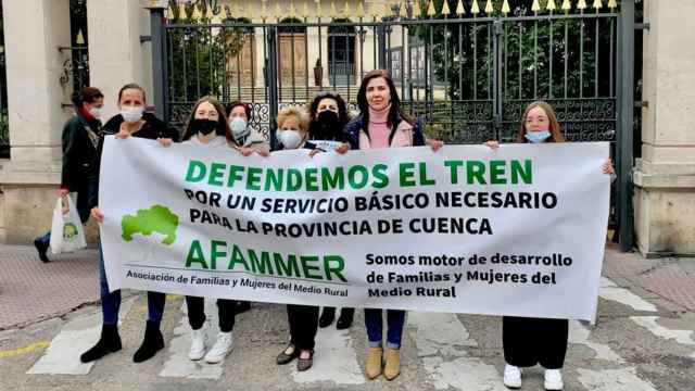 Yolanda Martínez Urbina, autora de este artículo, en un acto reivindicativo ante la Diputación de Cuenca.