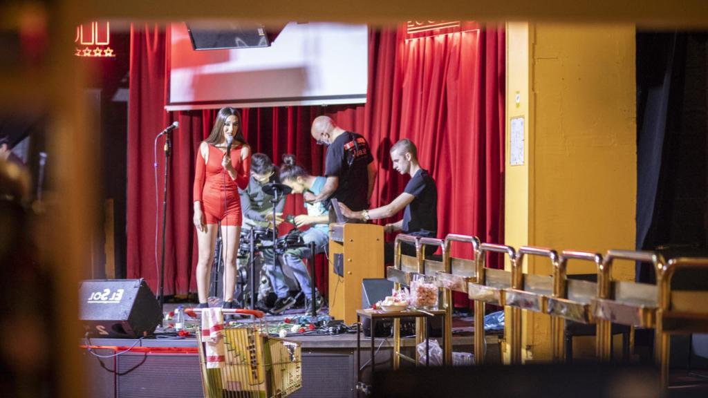 La cantante en el escenario junto al resto de los músicos.