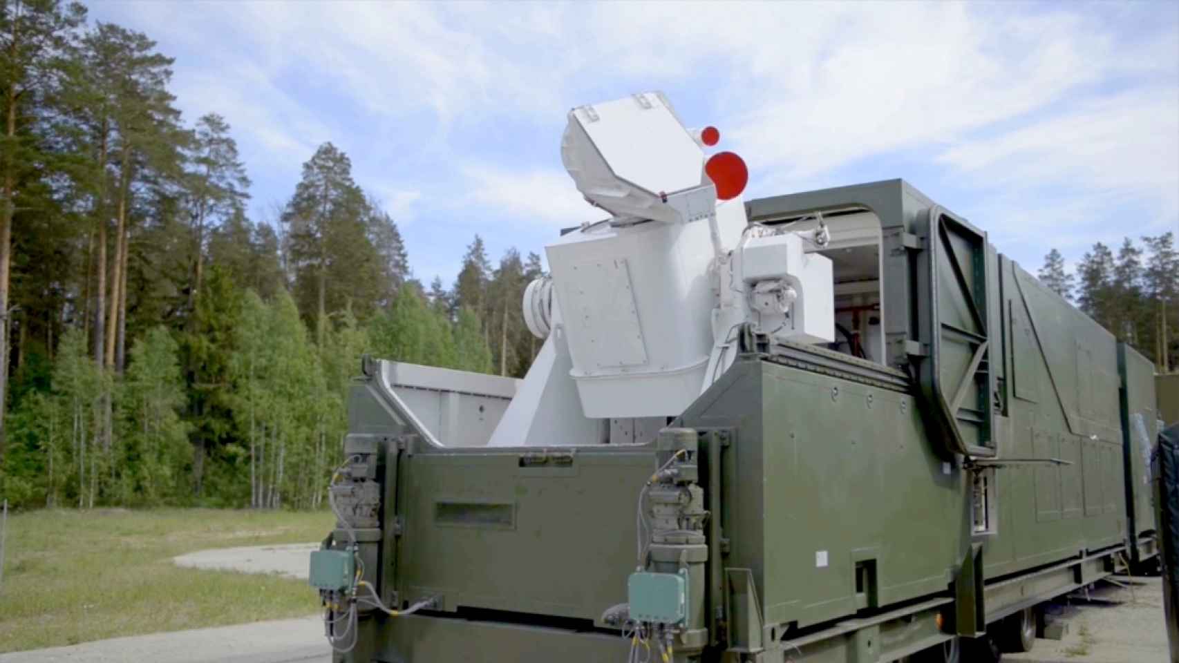 Sistema láser Peresvet montado en un camión