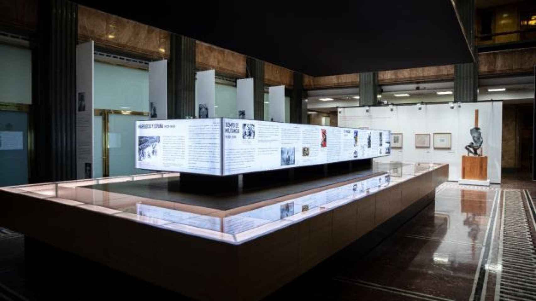 Detalle de una de las salas de la exposición, donde se muestran los libros de Sender, pinturas y otras piezas. Foto: Instituto Cervantes / Miguel Alcalde