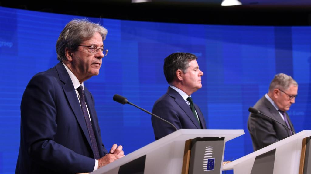 El comisario Paolo Gentiloni y el presidente del Eurogrupo, Paschal Donohoe, durante la rueda de prensa de este lunes