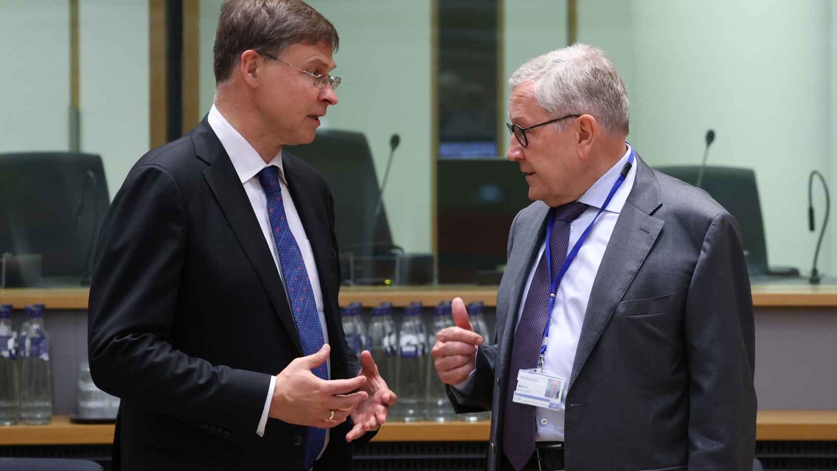 El vicepresidente de la Comisión, Valdis Dombrovskis, conversa con el jefe del fondo de rescate de la UE, Klaus Regling