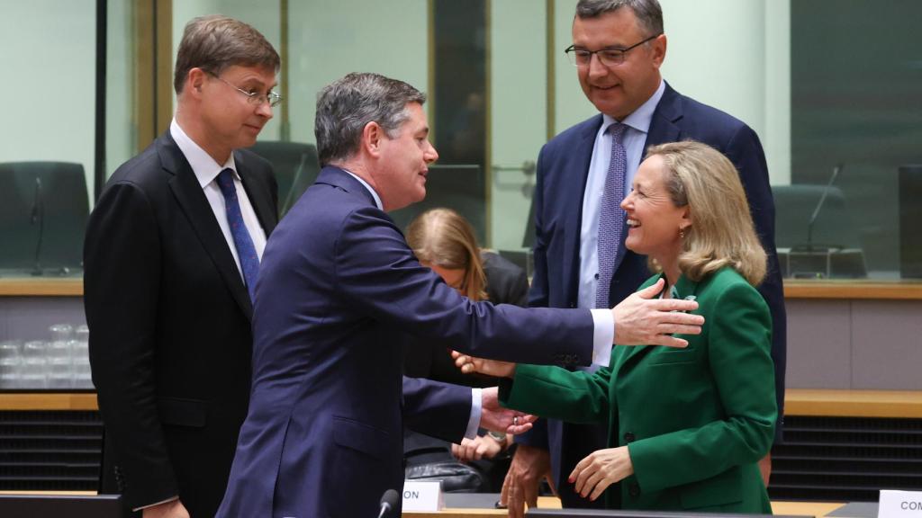 El presidente del Eurogrupo, Paschal Donohoe, saluda a Nadia Calviño durante la reunión de este lunes