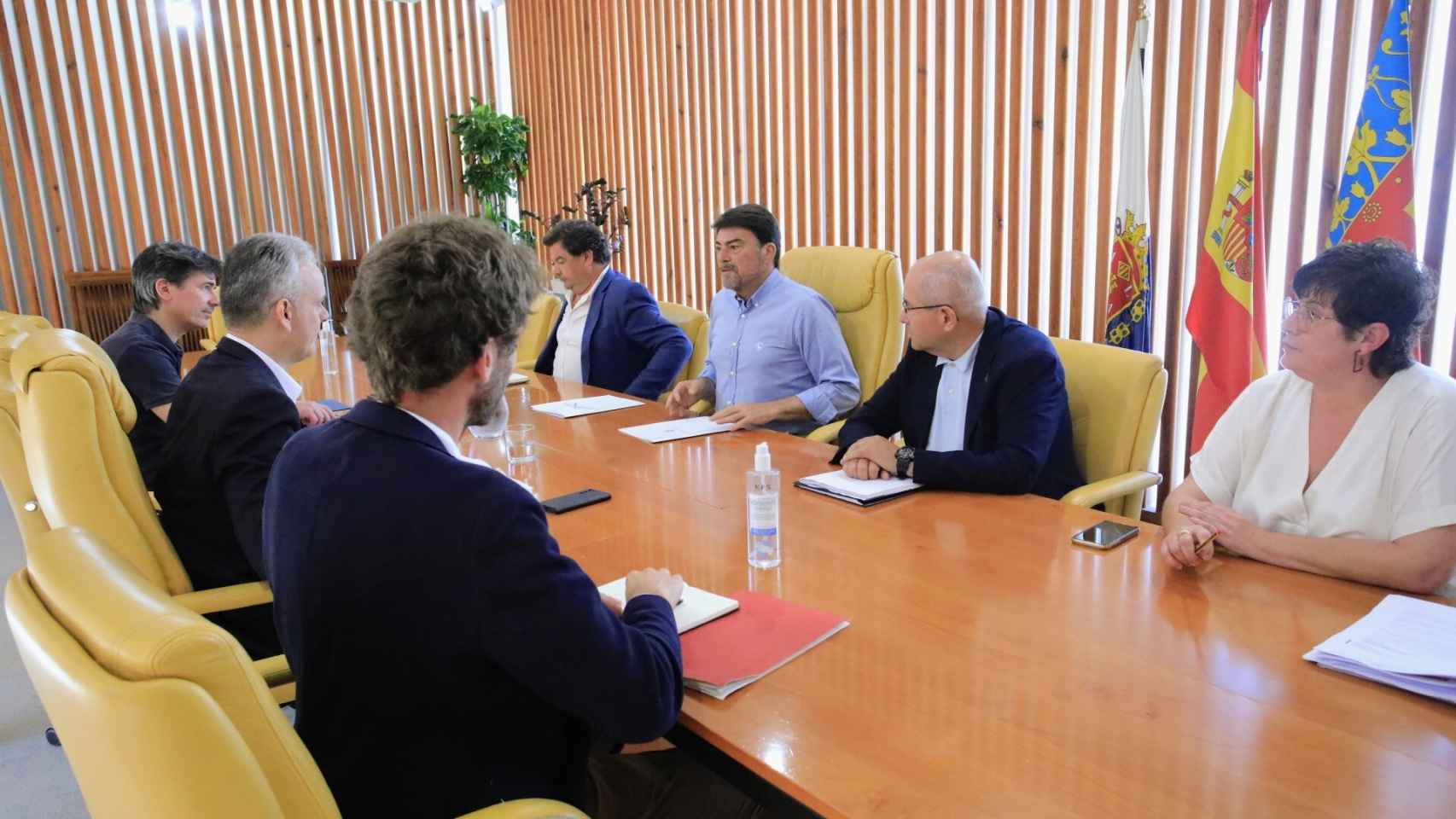 Reunión de los responsables de la Generalitat con el alcalde de Alicante y los técnicos, este lunes.
