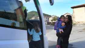 Algunos niños de San Cebrián de Mudá, esperando al autocar que les llevará al colegio de Cervera de Pisuerga