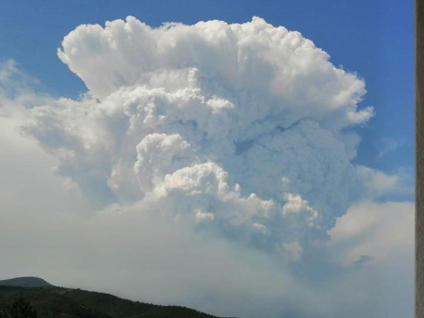 Impresiona la columna de humo del incendio en Las Hurdes que ha entrado en la provincia de Salamanca