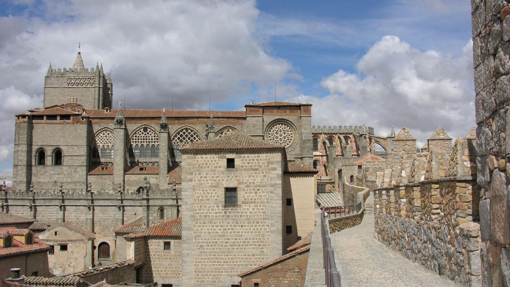 Vista lateral de la Catedral abulense, adosada a la muralla, que es al tiempo una fortaleza, ya que forma parte de la estructura defensiva militar de Ávila.