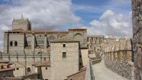 Vista lateral de la Catedral abulense, adosada a la muralla, que es al tiempo una fortaleza, ya que forma parte de la estructura defensiva militar de Ávila.