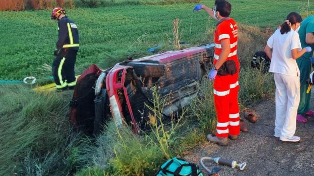 Los equipos trabajan en el rescate del ocupante del vehículo accidentado
