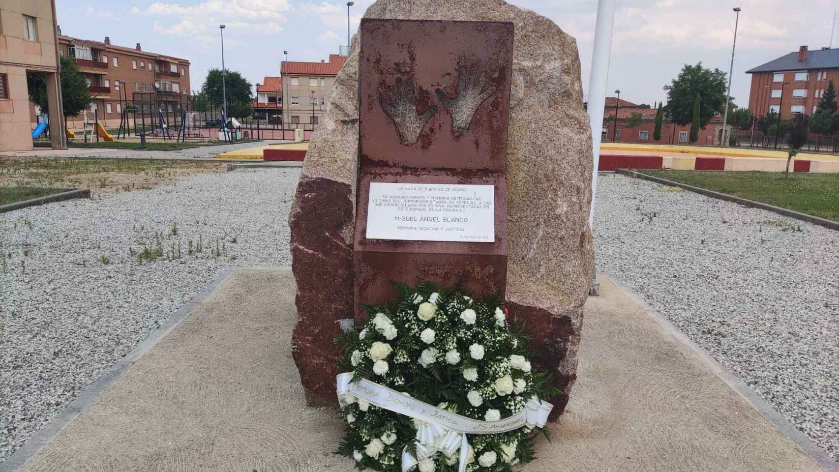 Monolito homenaje a Miguel Ángel Blanco en Fuentes de Oñoro