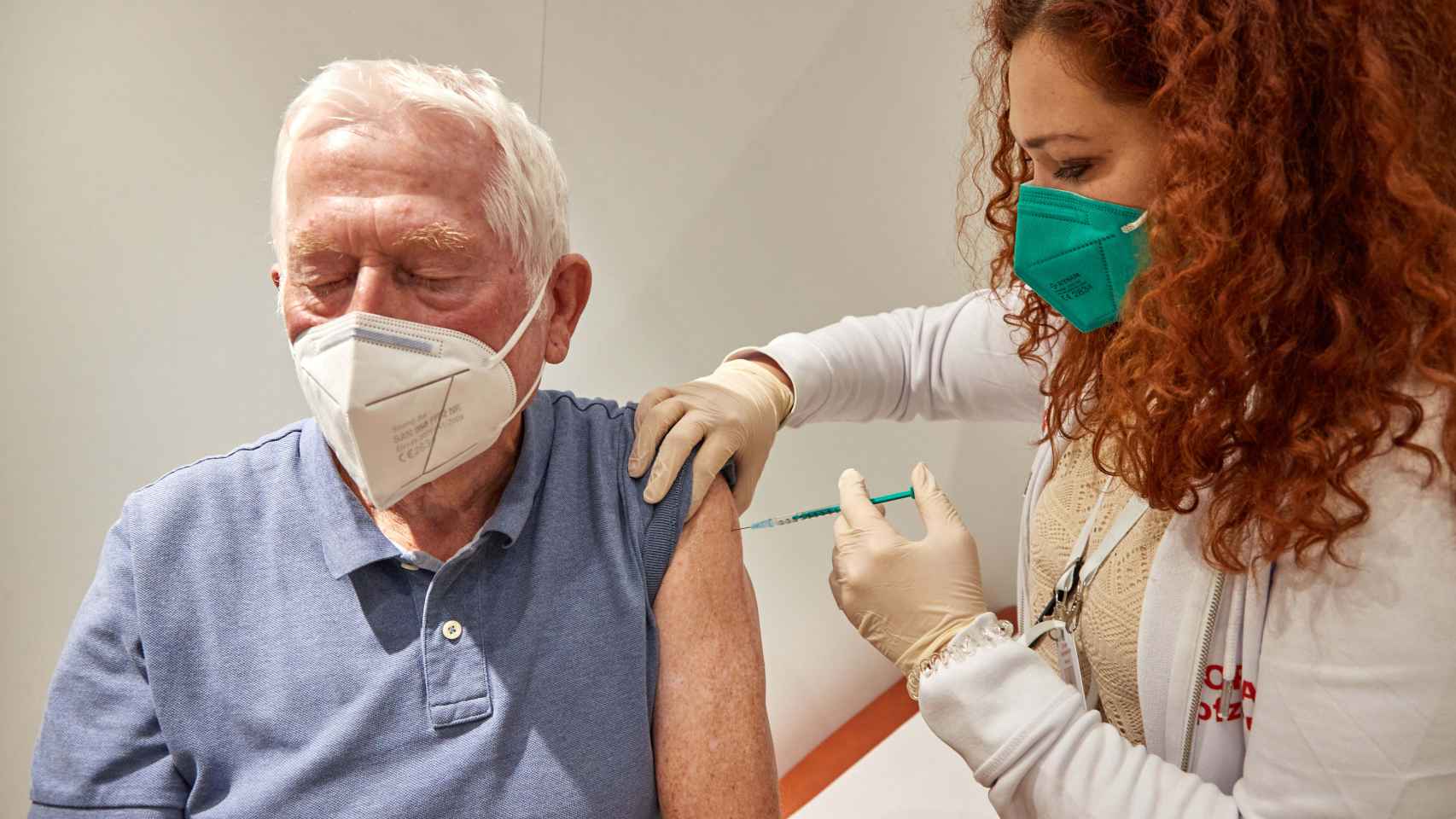 Un hombre de 82 años recibe  en Alemania una nueva dosis de la vacuna contra la Covid-19.