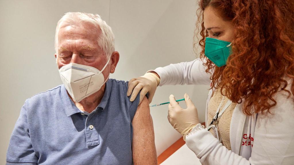Un hombre de 82 años recibe la vacuna contra la Covid-19.