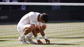 Novak Djokovic tras ganar la final de Wimbledon 2022
