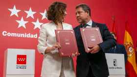 Isabel Díaz-Ayuso y Emiliano García-Page este lunes en la Real Casa de Correos de Madrid.