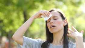 Para combatir el síndrome de agotamiento por calor se recomienda beber mucha agua.