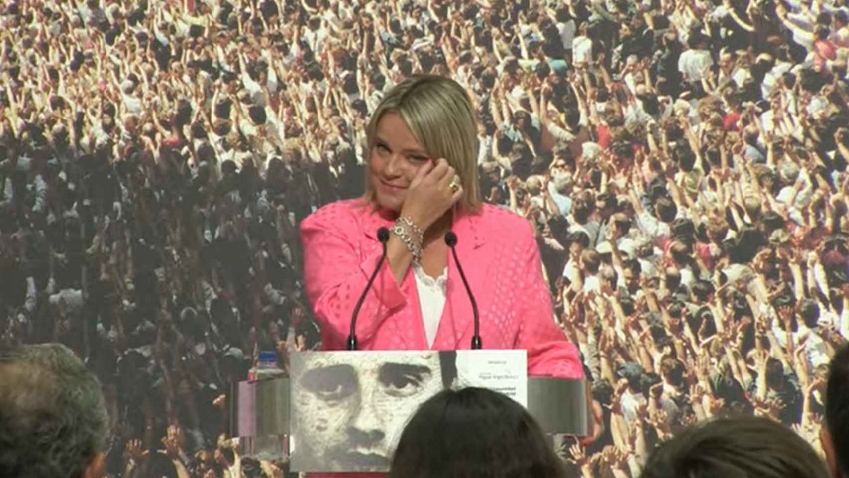 Marimar Blanco, hermana de Miguel Ángel Blanco, emocionada antes de tomar la palabra.