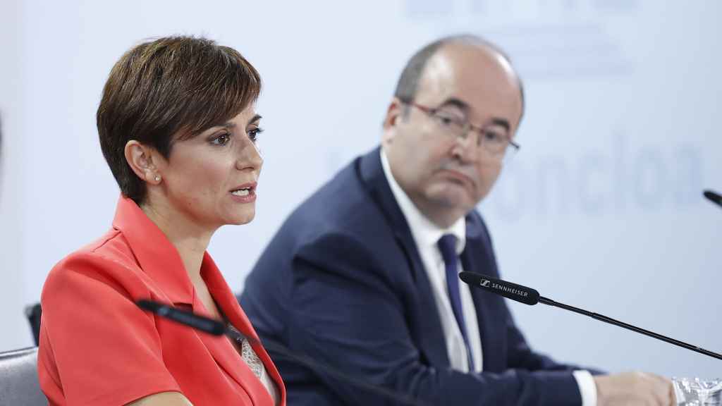 Isabel Rodríguez, ministra portavoz, entre Teresa Ribera, vicepresidenta tercera, y Miquel Iceta., ministro de Cultura.