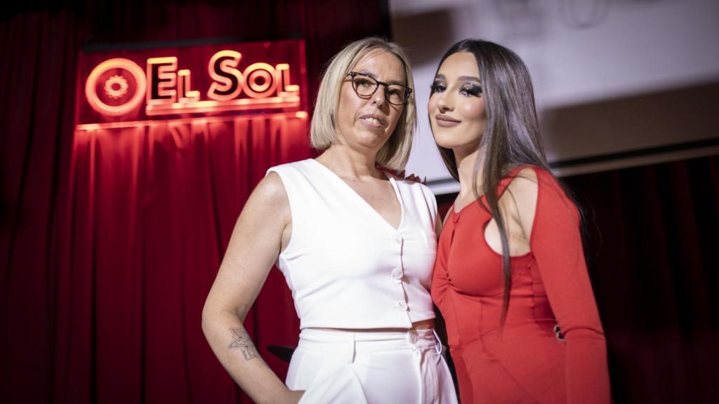 La cantante Georgia y su madre, Yolanda, en la Sala Sol antes de un concierto.