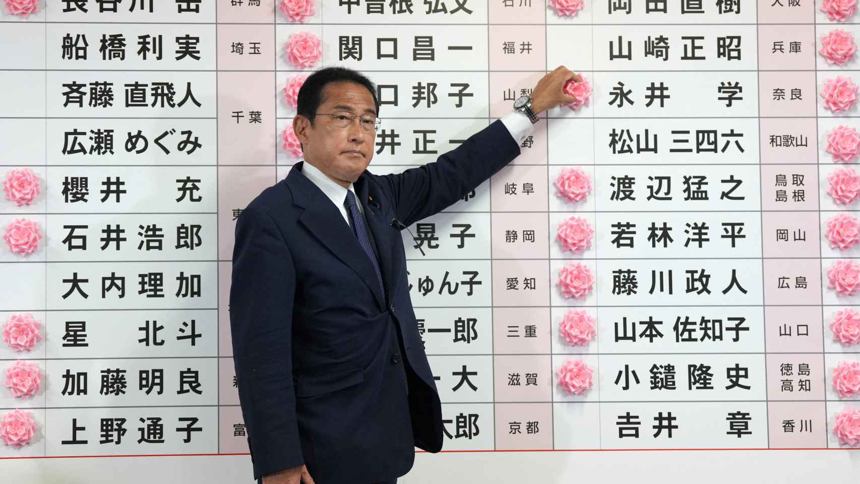 Fumio Kishida, primer ministro de Japón y presidente del Partido Liberal Democrático (PLD), coloca una rosa de papel.