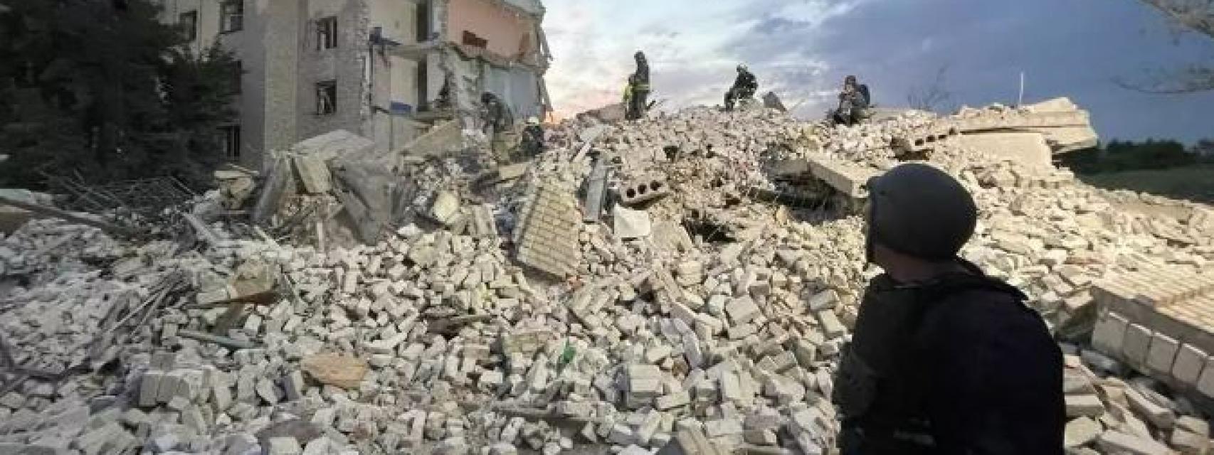 Los escombros del edificio en Chasiv Yar.