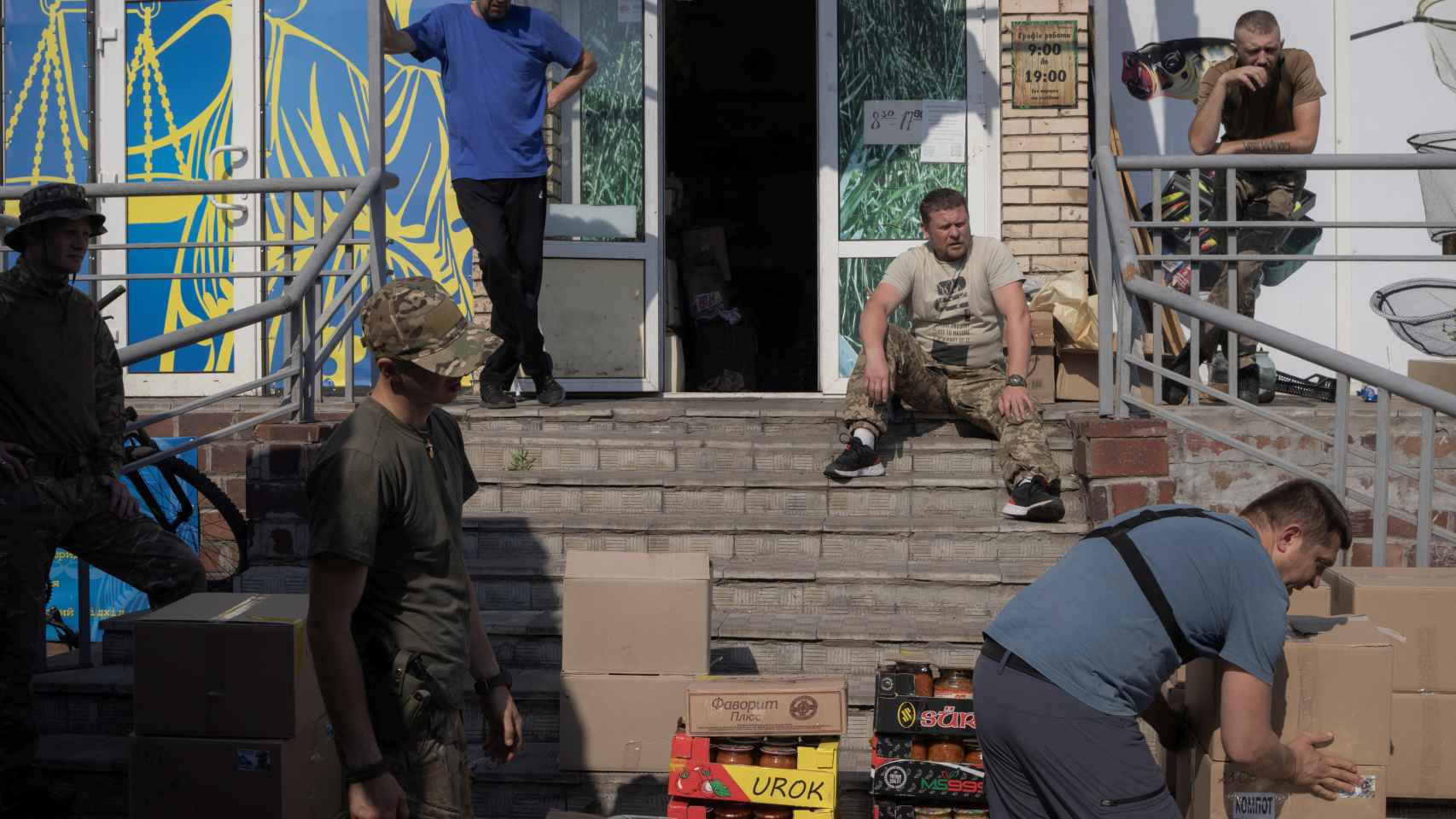 Soldados y civiles ucranianos distribuyen ayuda humanitaria en Sloviansk.