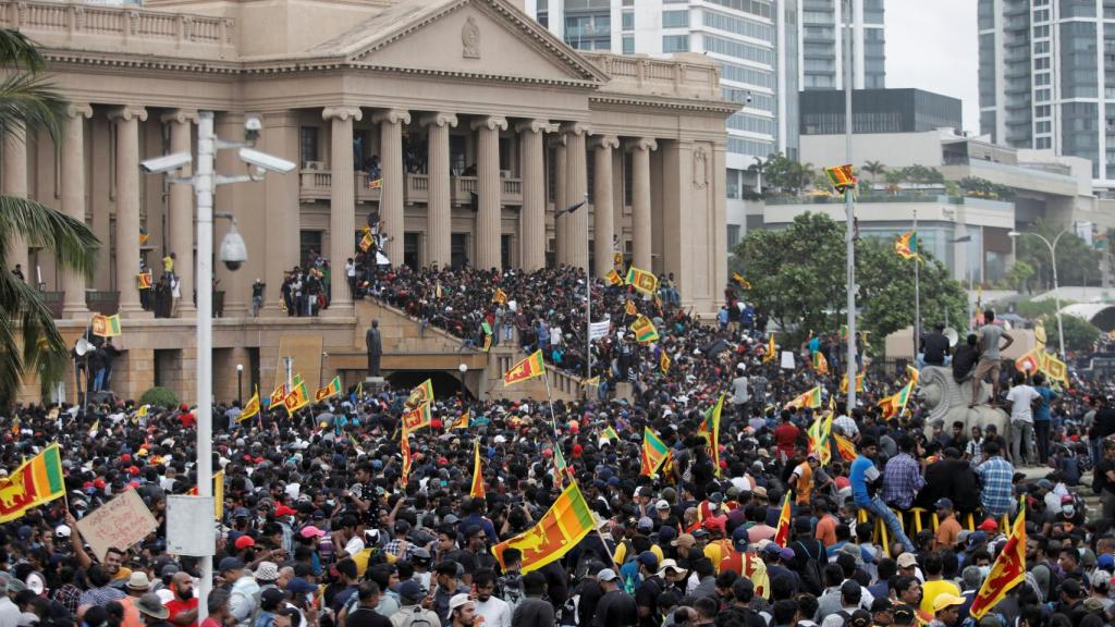 Los manifestantes protestan en la Secretaría Presidencial, después de que el presidente Gotabaya Rajapaksa huyera, en Colombo.