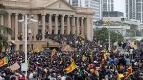 Manifestantes esrilanqueses protestan ante la Secretaría Presidencial en Colombo el pasado julio.