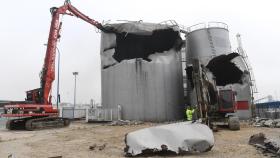 Demolición de silos en el muelle de Calvo Sotelo.