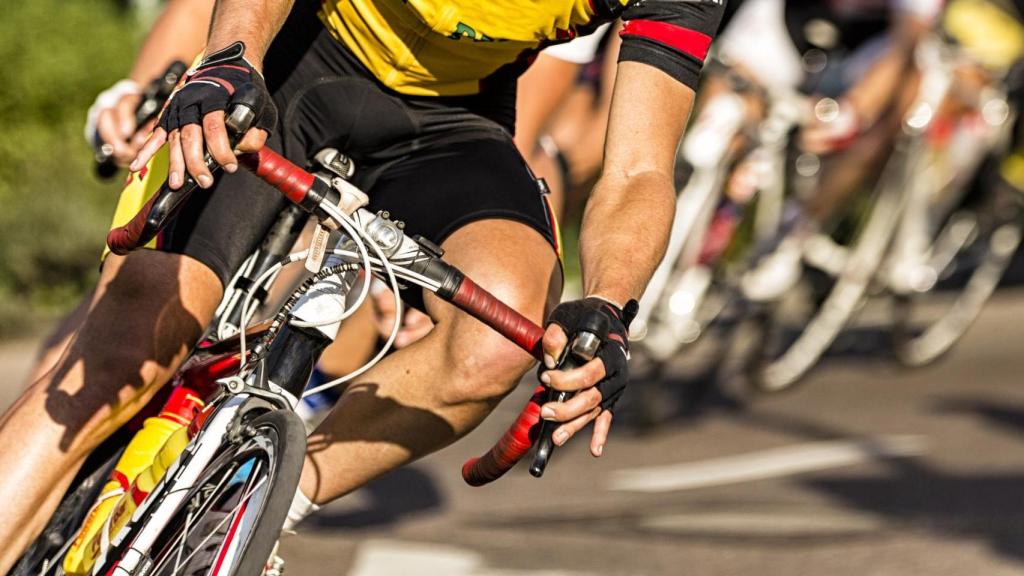 Un ciclista en la UCI tras sufrir un infarto en la subida de O Ézaro en Dumbría (A Coruña)