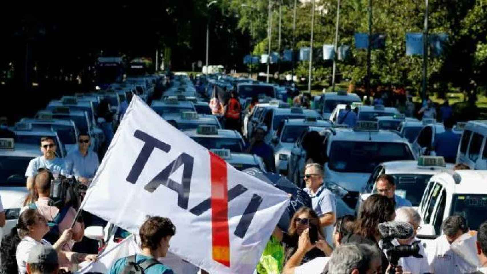 Los taxistas, otra vez en pie de guerra tras los 'Uber Files': Actuaban como una organización criminal