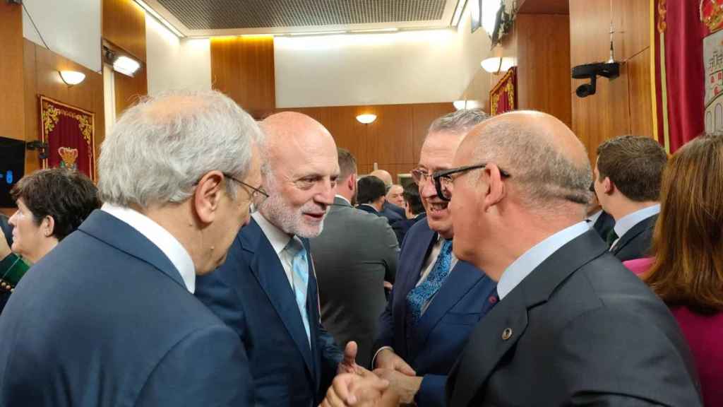 Manuel Cabezas saluda a Manuel Baltar en el Parlamento.