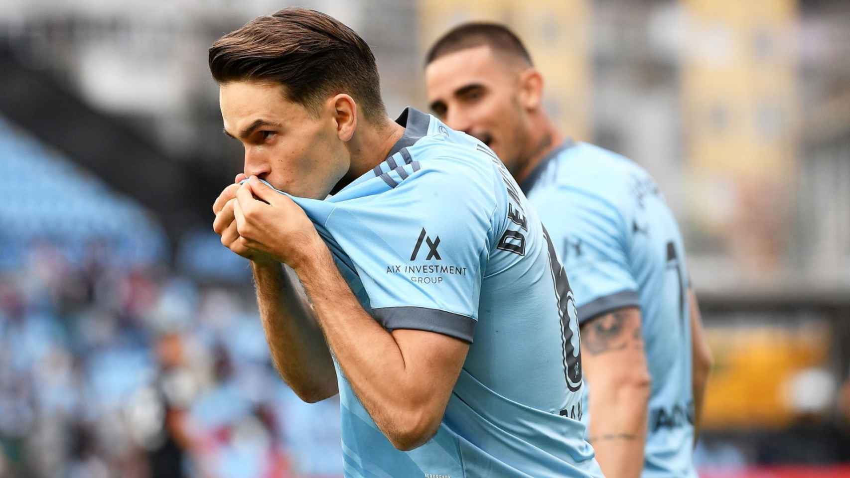 Denis Suárez celebra un gol la temporada pasada besándose el escudo.