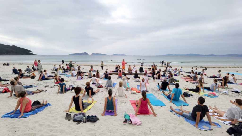 Yoga en la playa de Patos (Nigrán).