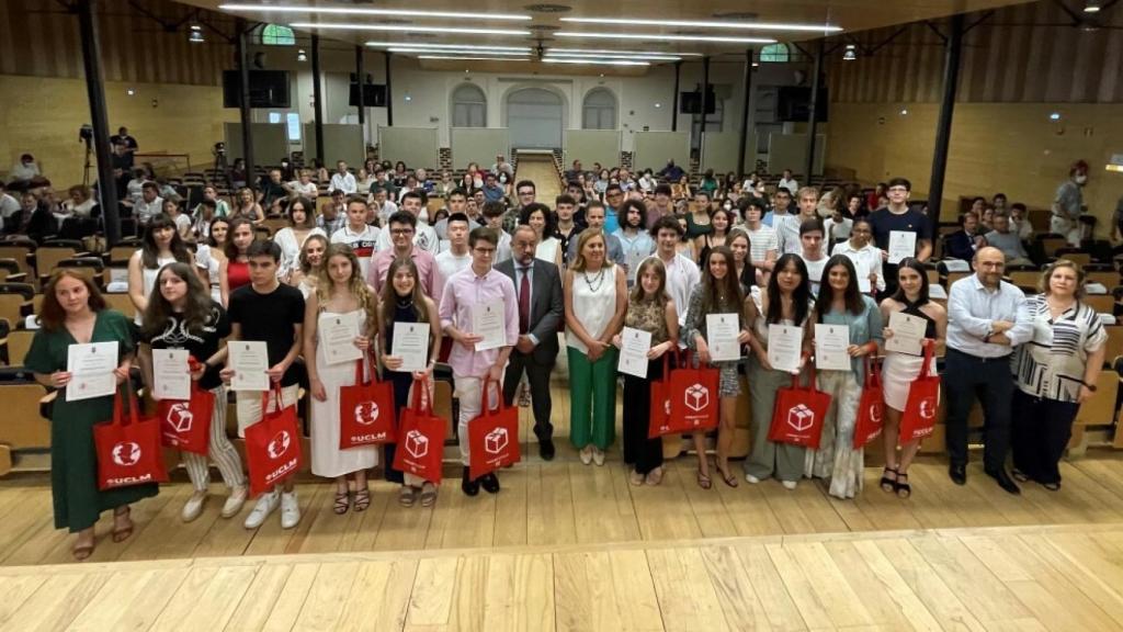 La conejera de Educación y el rector de la UCLM con los alumnos con mejores notas en la EvAU.