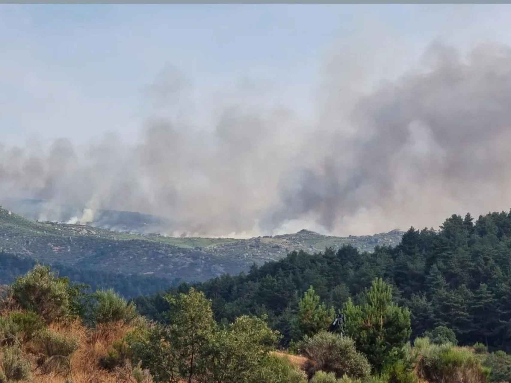 Esta es la visión de la Sierra de Candelario en estos momentos con las llamas./ @BomberosBejar