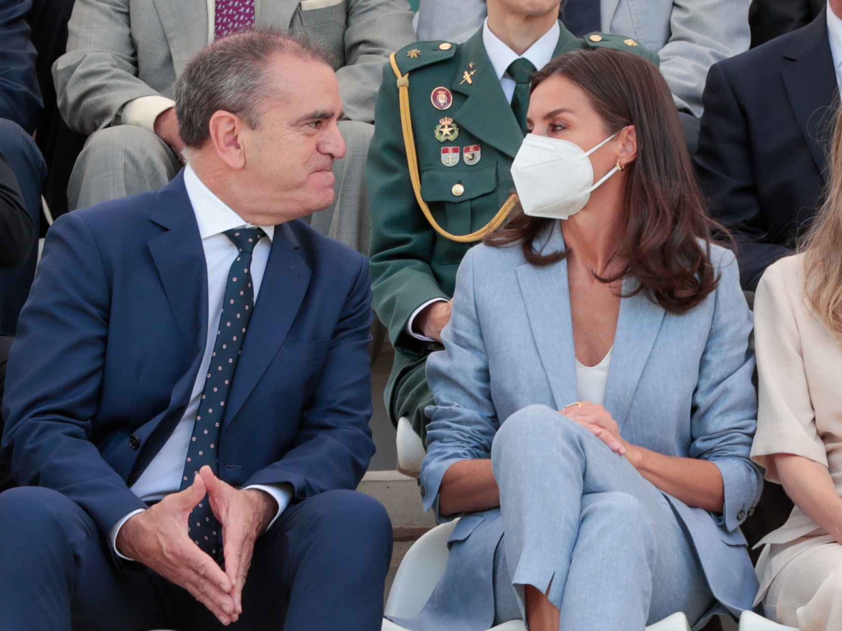 La reina Letizia ha llevado mascarilla por precaución, según fuentes de Casa Real.