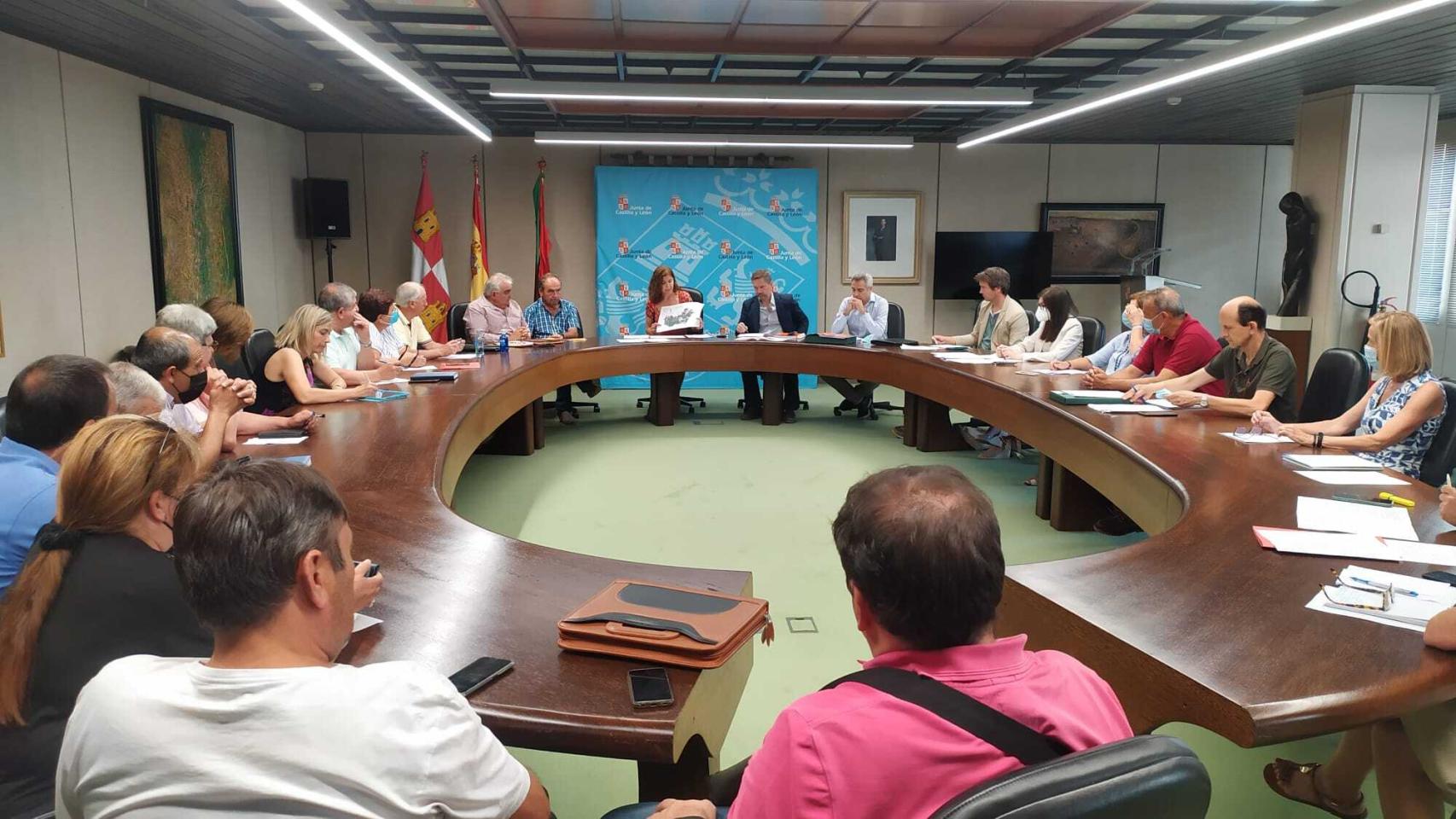 Imagen de la reunión junto a técnicos de las Consejerías y alcaldes