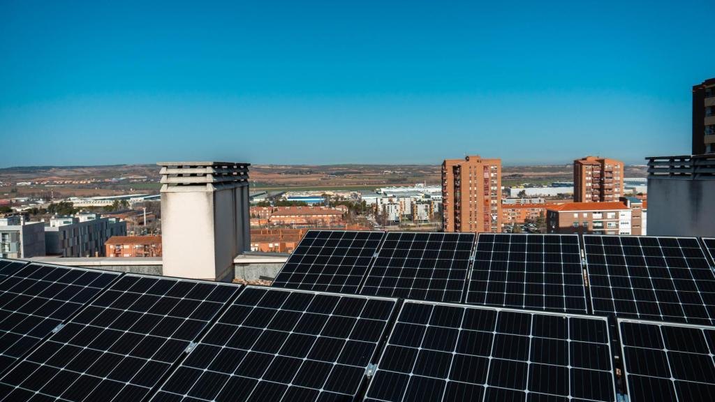 Placas de energía solar instaladas en una comunidad de propietarios.