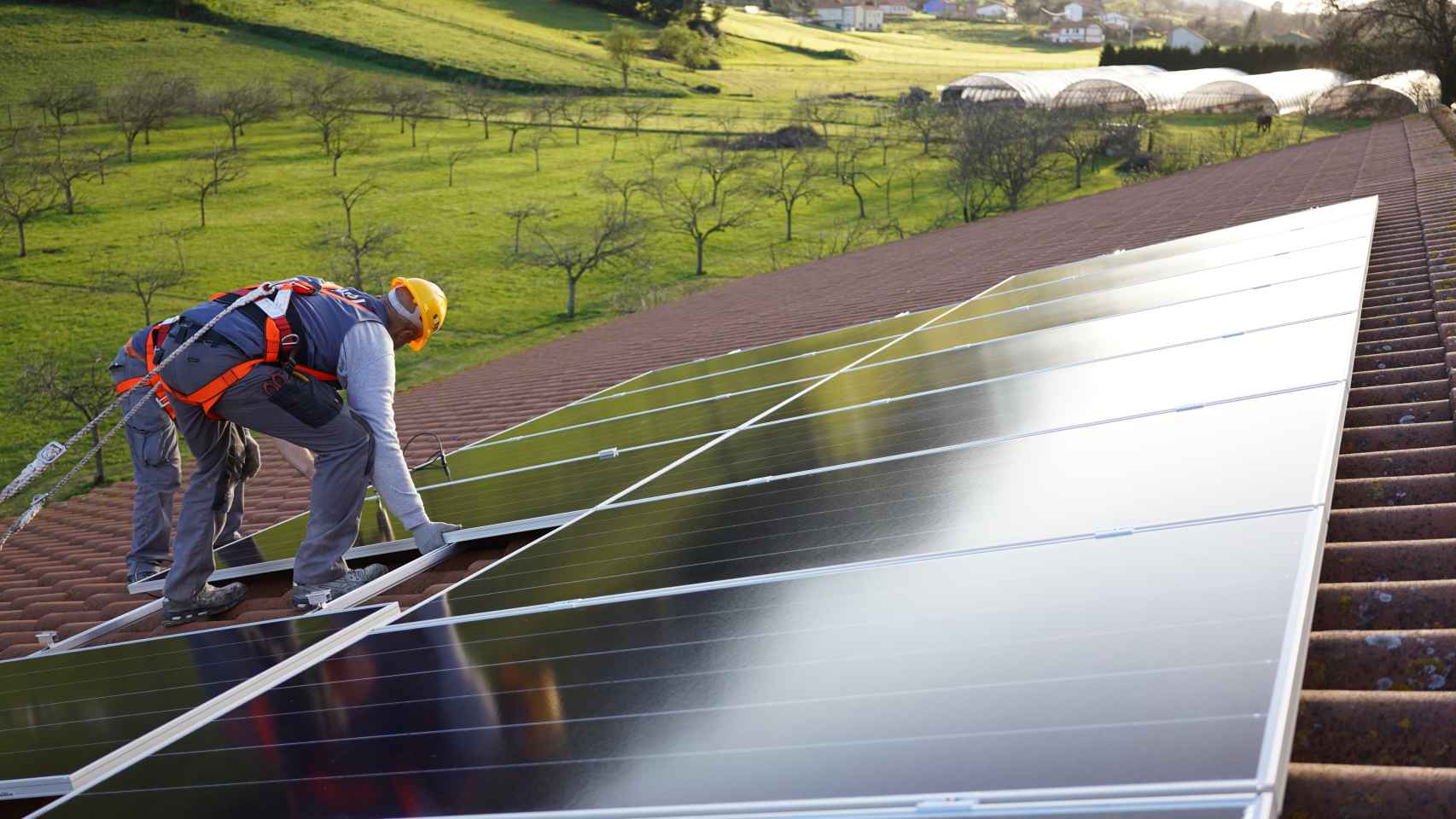 Trabajos de instalación de placas solares en Asturias.
