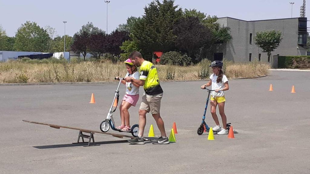 Bicis y patinetes junto a la Escuela Ciclista Moisés Dueñas