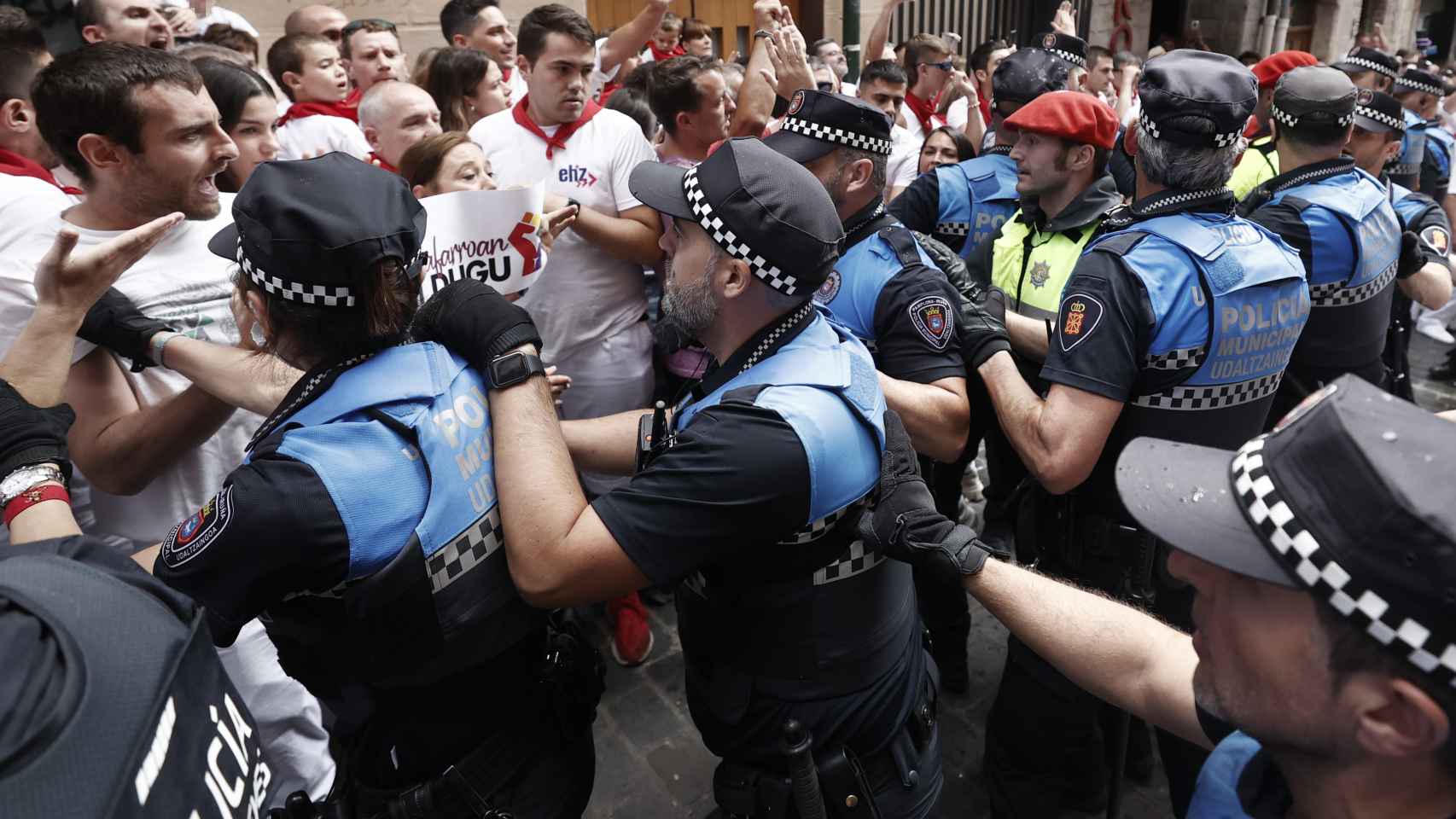 Radicales filoetarras atacan a los miembros de la comitiva municipal en la calle Coria.