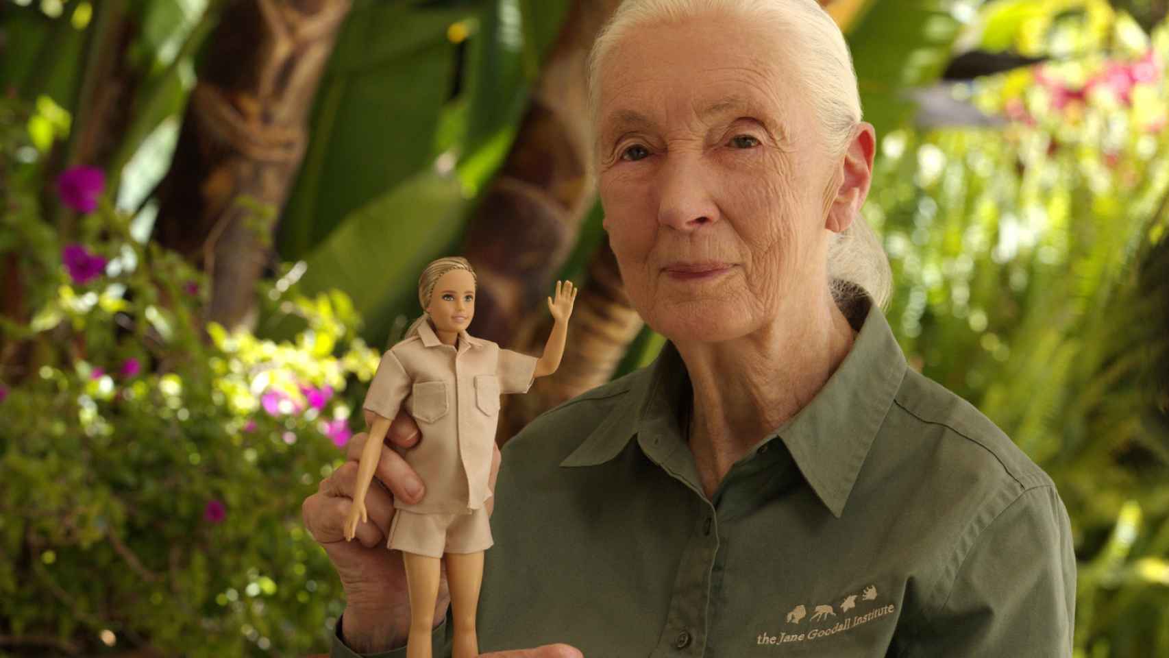 Jane Goodall posando junto a la Barbie  de plástico reciclado en su honor.