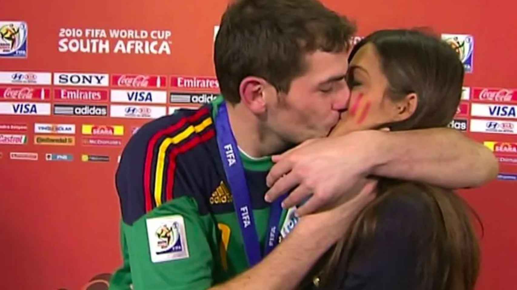 Beso entre Iker Casillas y Sara Carbonero, en pleno directo