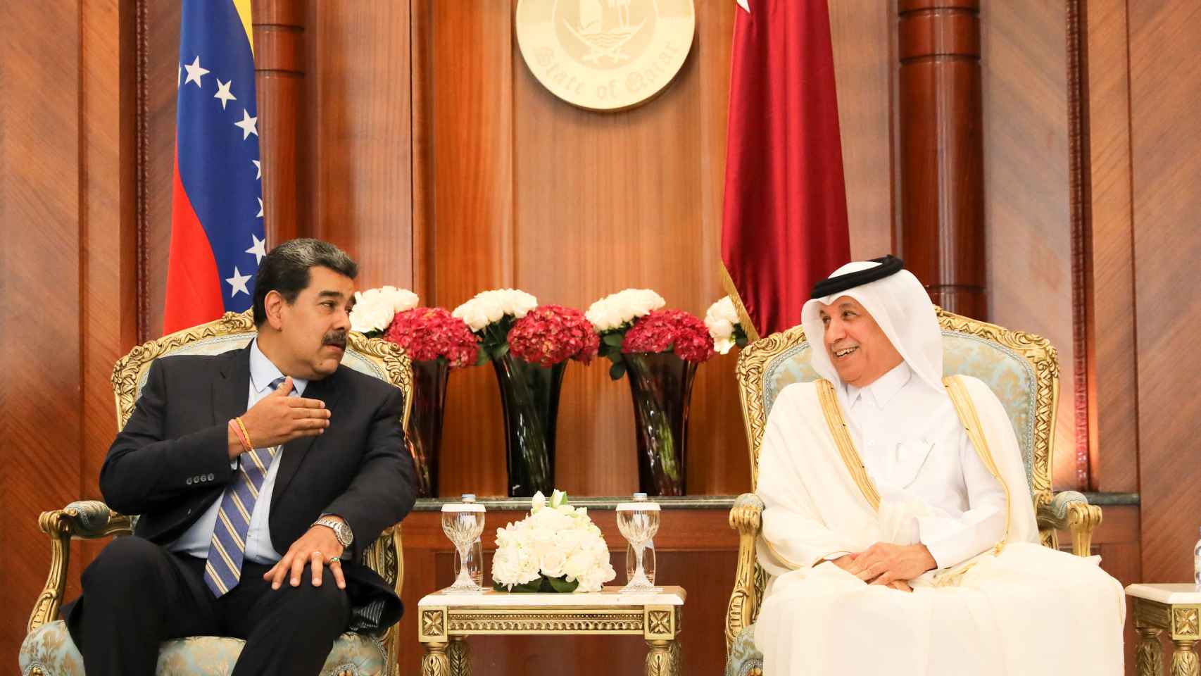 Nicolás Maduro junto al ministro catarí de Asuntos Exteriores, Soltan bin Saad Al-Muraikhi, en Doha, Catar.