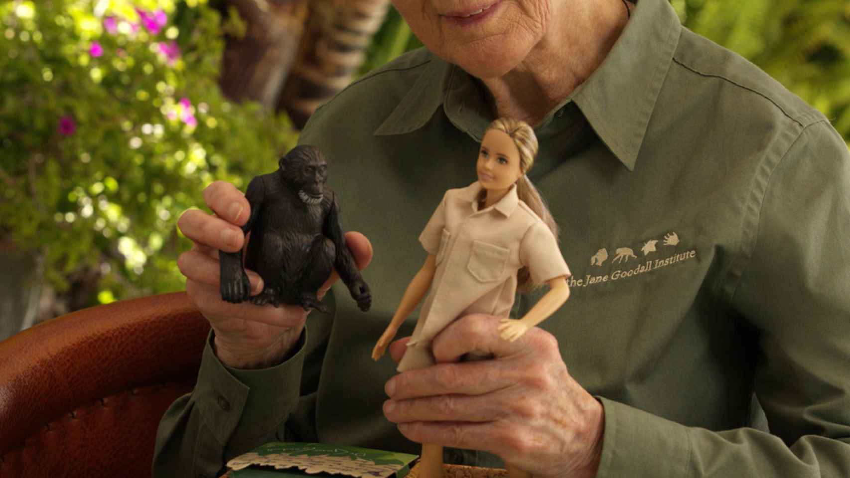 Figuras de Barbie y mono con motivo del día del chimpancé