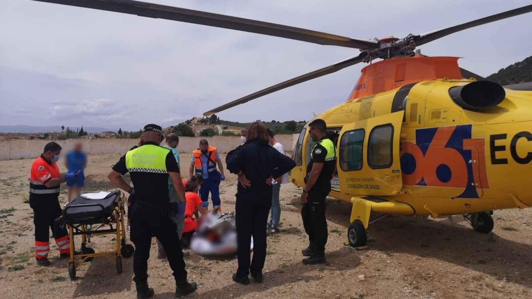 La Policía Local de Íllora difundió una imagen del traslado en helicóptero de Francisca al Hospital Virgen de las Nieves de Granada.