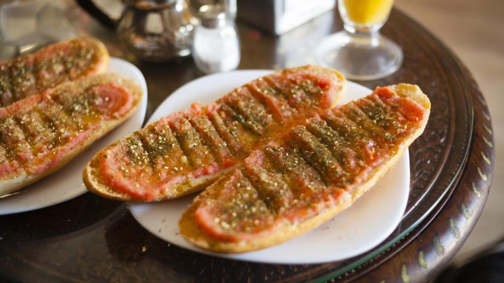 Unas tostadas con tomate.