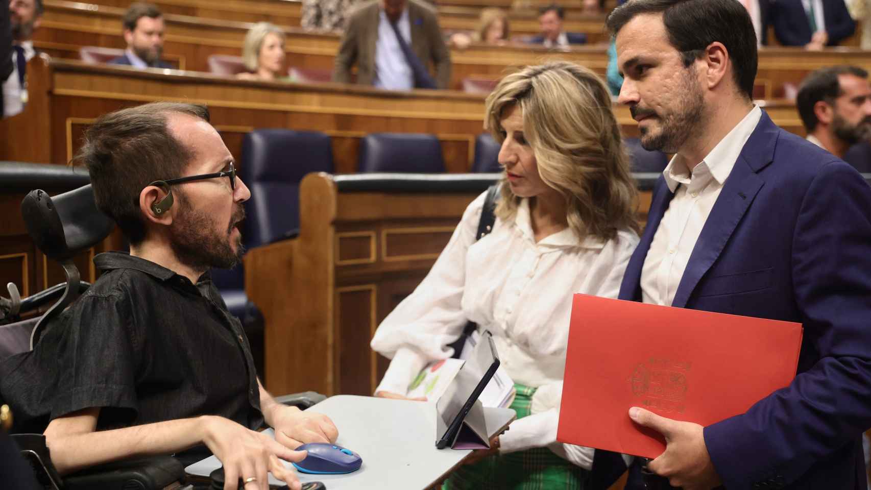 El portavoz de Unidas Podemos en el Congreso, Pablo Echenique, conversa con la vicepresidenta segunda y ministra de Trabajo y Economía Social, Yolanda Díaz, y el ministro de Consumo, Alberto Garzón.